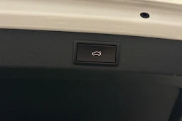 valkoinen Skoda Superb 2017 kuva 36.