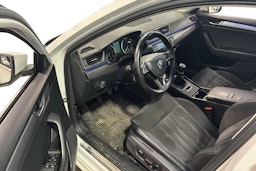 valkoinen Skoda Superb 2017 kuva 3.