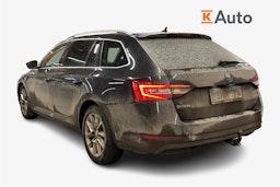 musta Skoda Superb 2017 kuva 2.