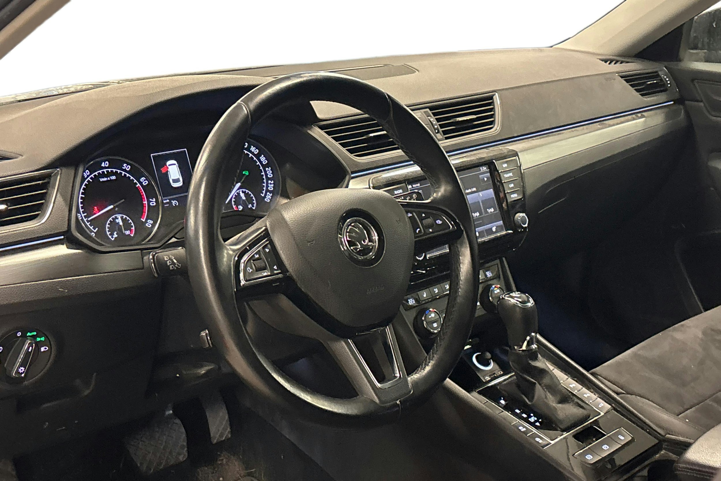 musta Skoda Superb 2017 kuva 3.