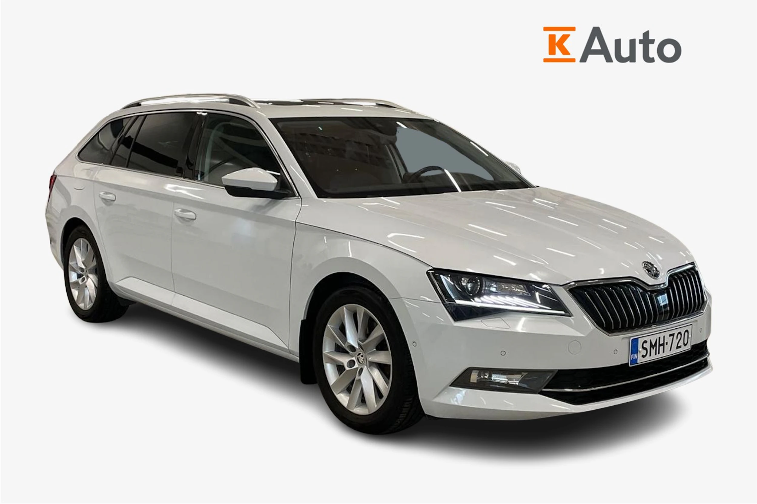 valkoinen Skoda Superb 2017 kuva 1.