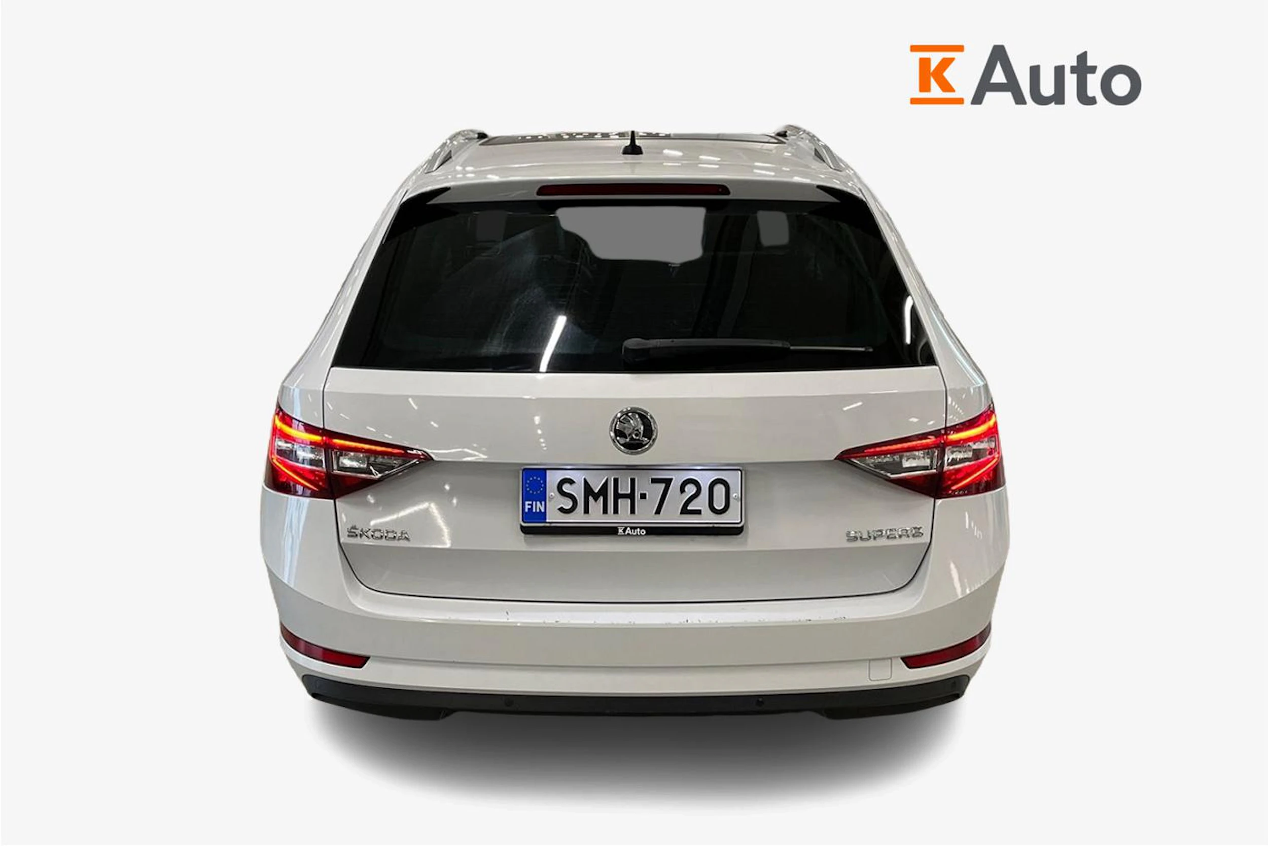 valkoinen Skoda Superb 2017 kuva 3.