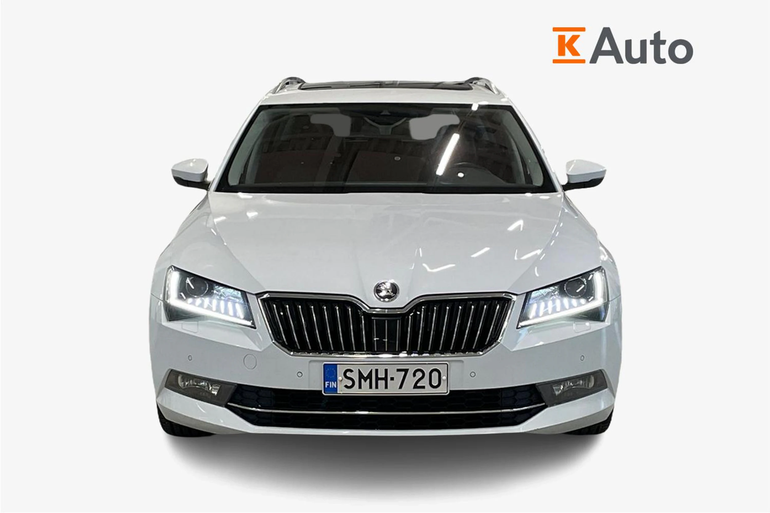 valkoinen Skoda Superb 2017 kuva 4.