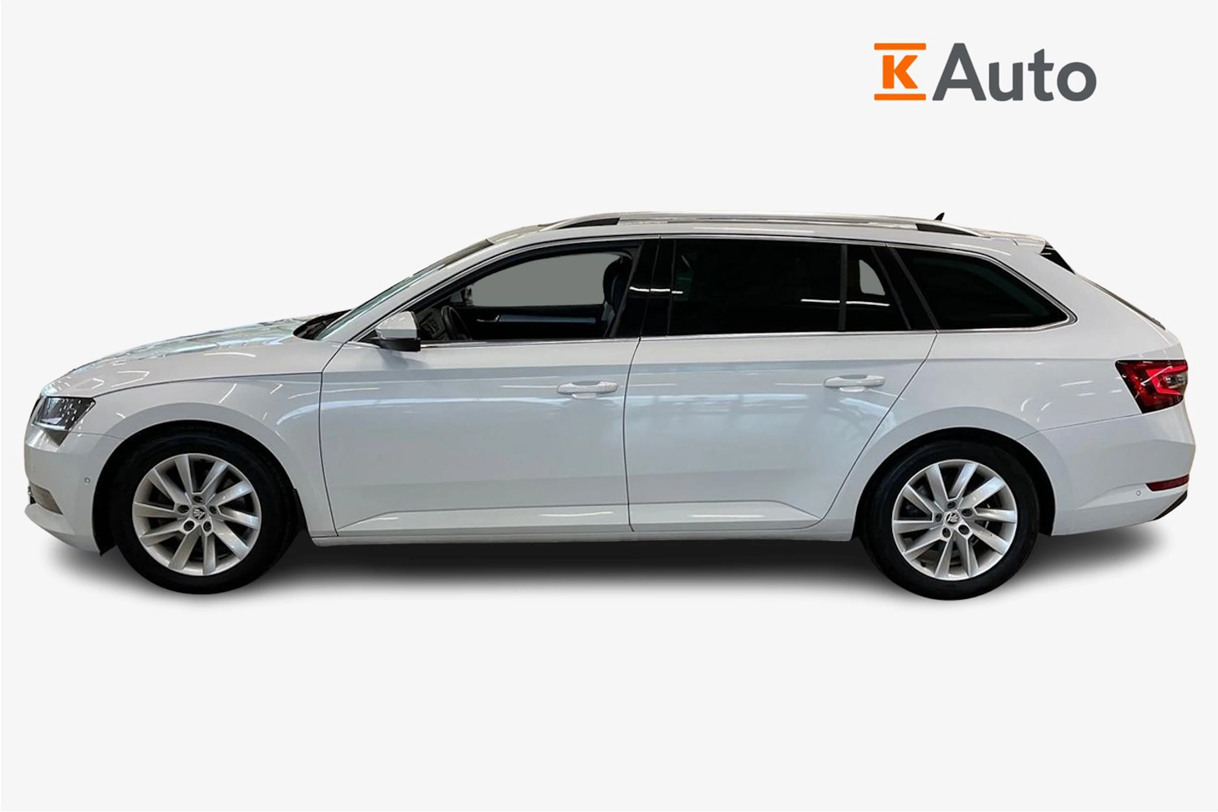 valkoinen Skoda Superb 2017 kuva 5.