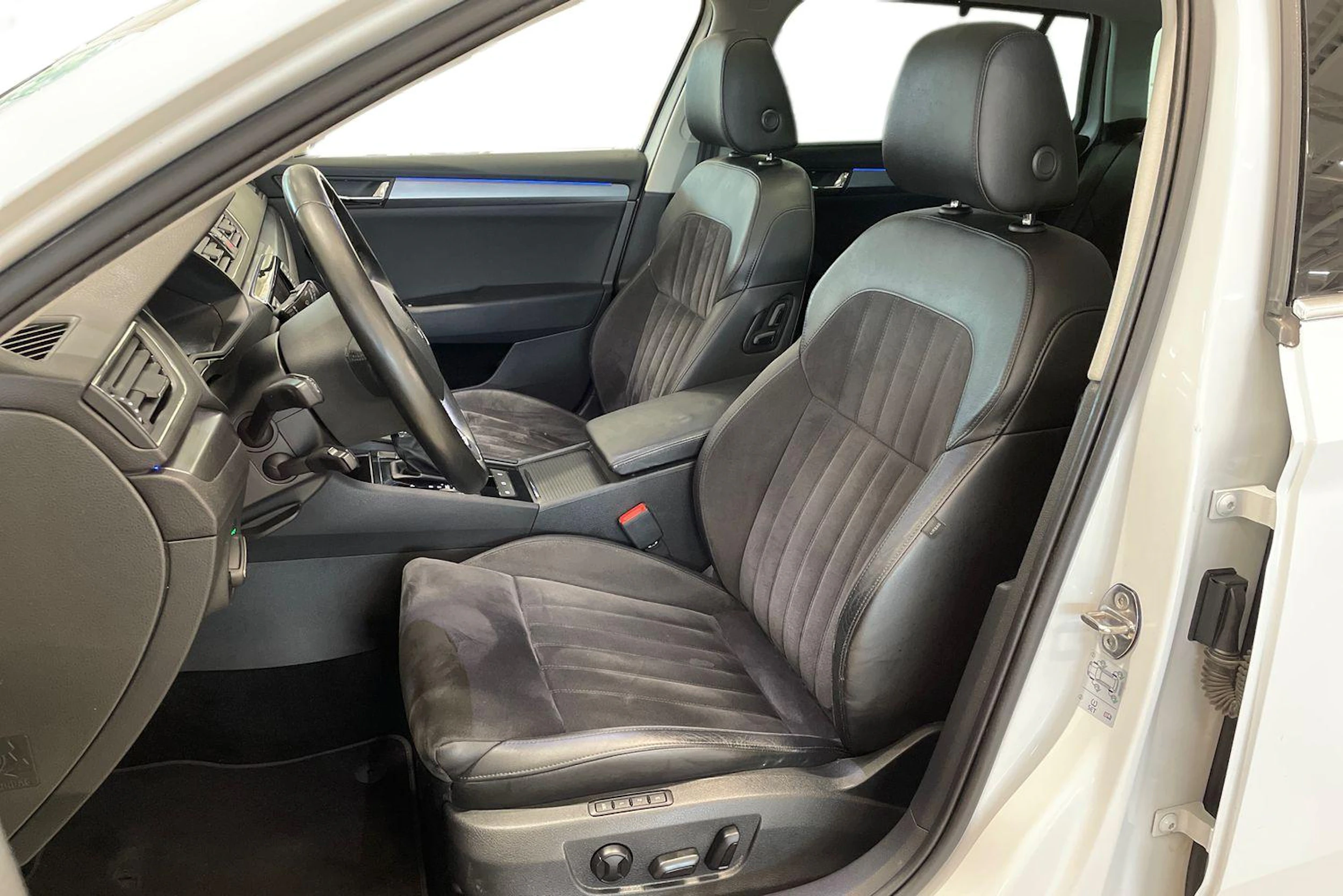 valkoinen Skoda Superb 2017 kuva 6.