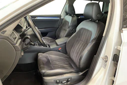 valkoinen Skoda Superb 2017 kuva 6.