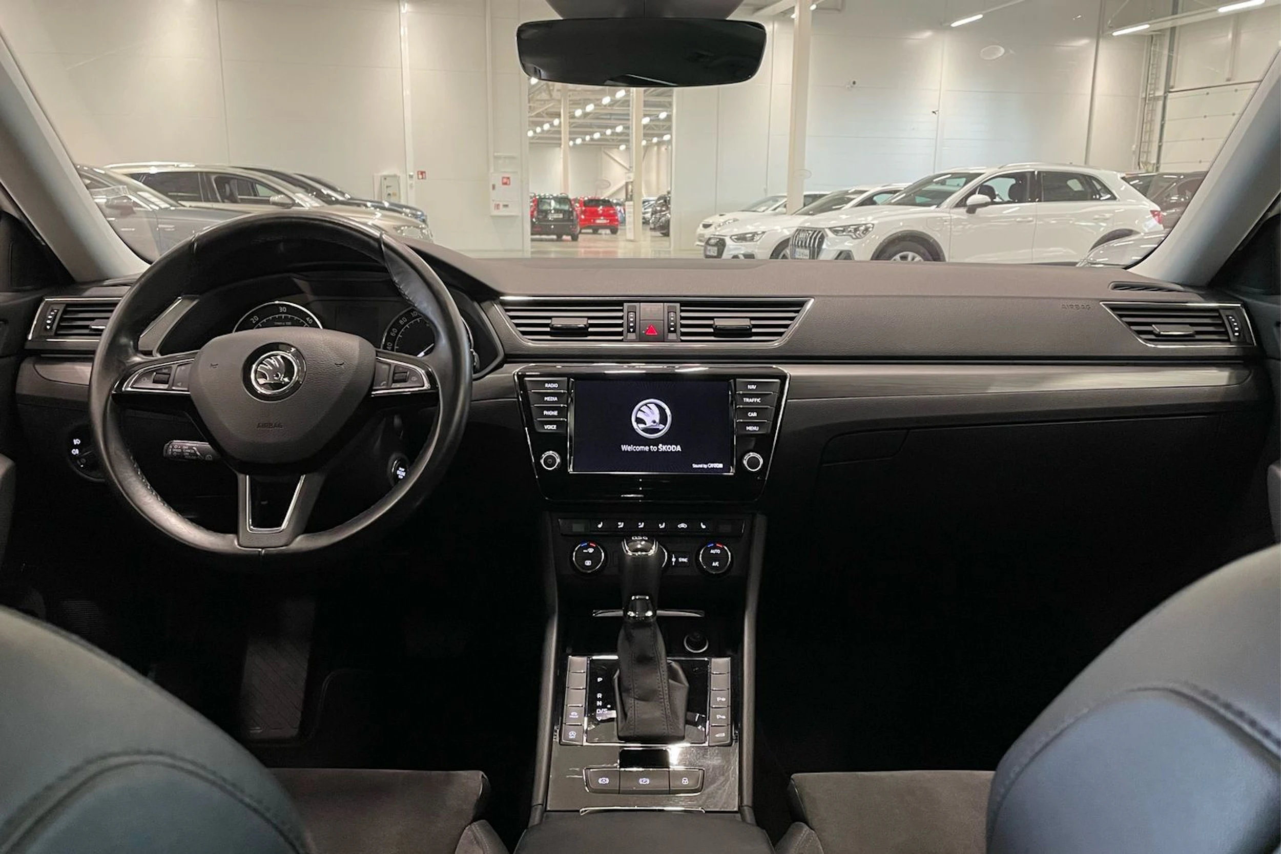 valkoinen Skoda Superb 2017 kuva 12.