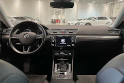 valkoinen Skoda Superb 2017 kuva 12.