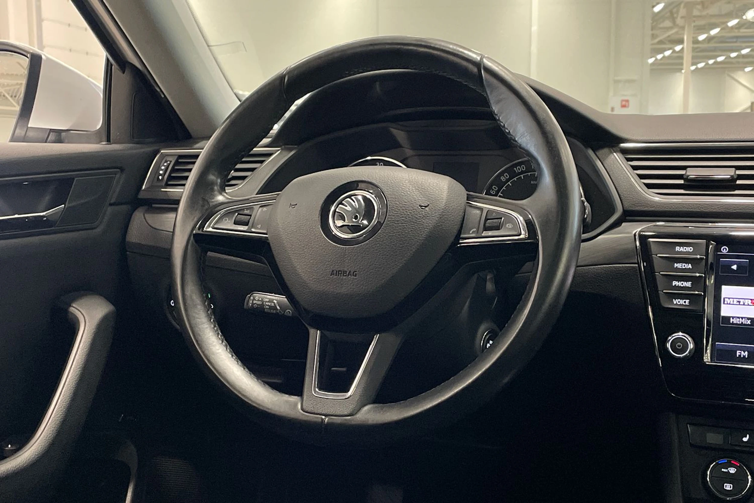 valkoinen Skoda Superb 2017 kuva 13.