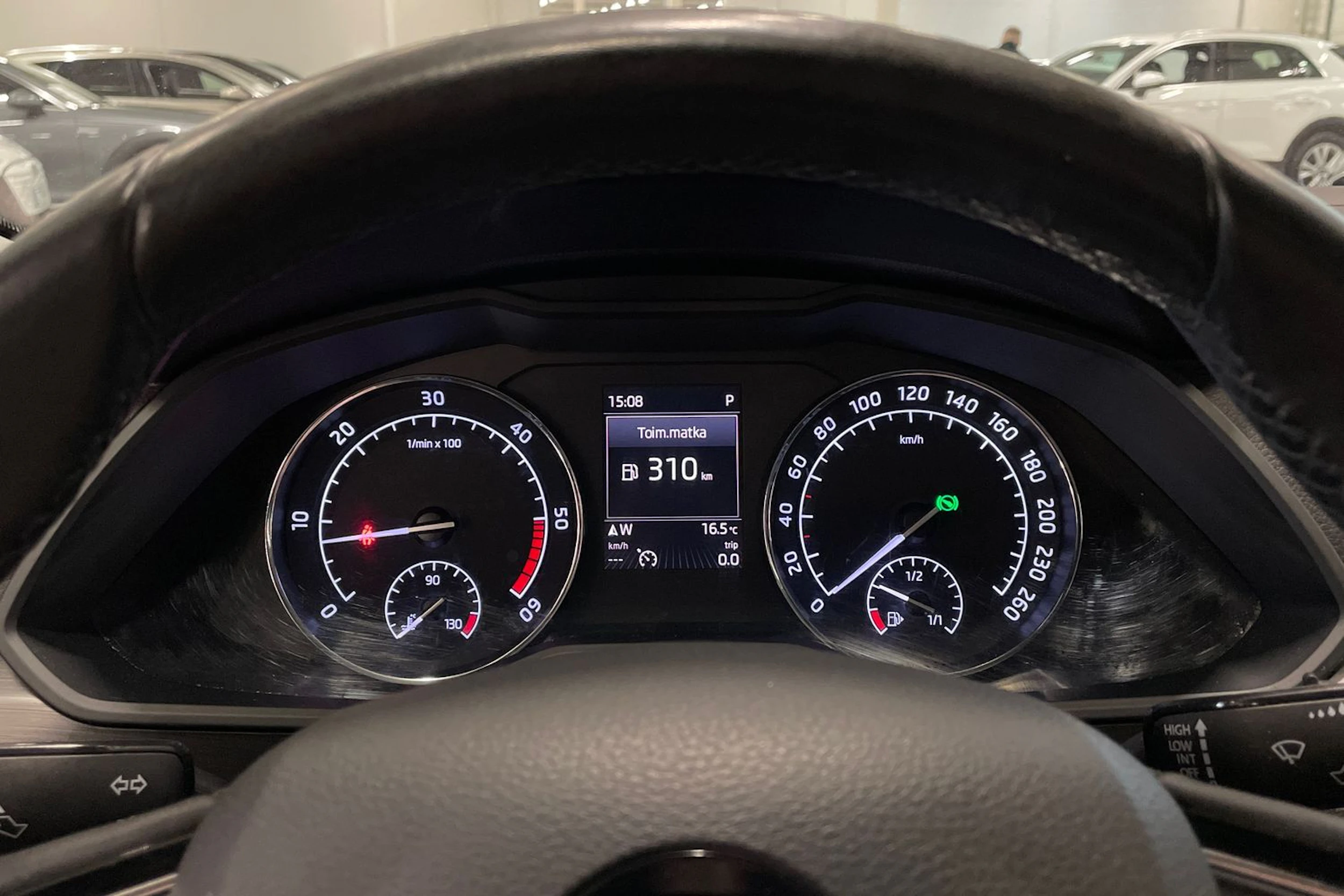 valkoinen Skoda Superb 2017 kuva 14.