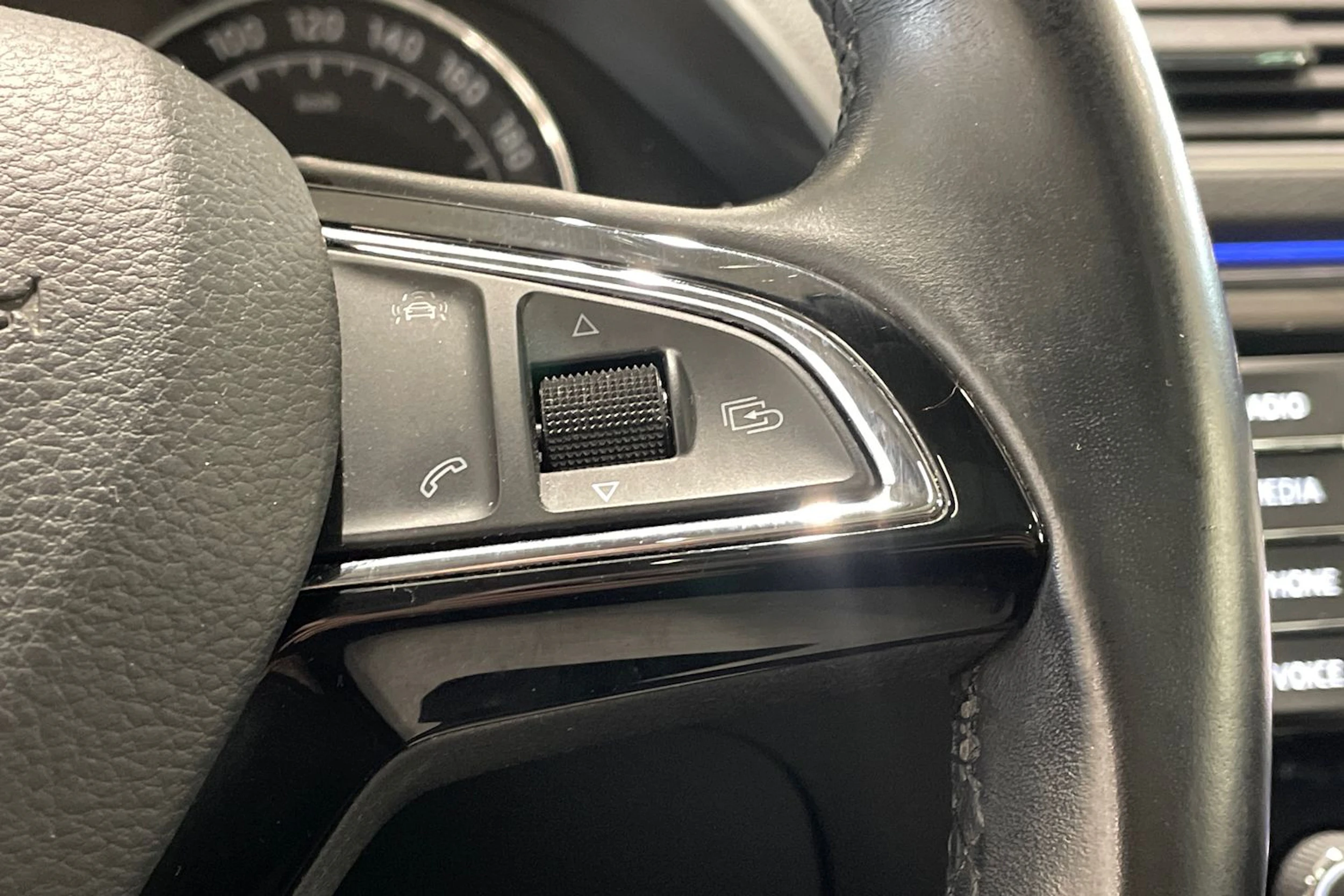 valkoinen Skoda Superb 2017 kuva 15.