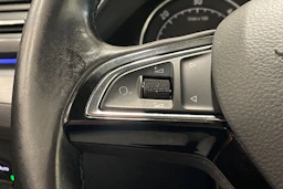 valkoinen Skoda Superb 2017 kuva 16.