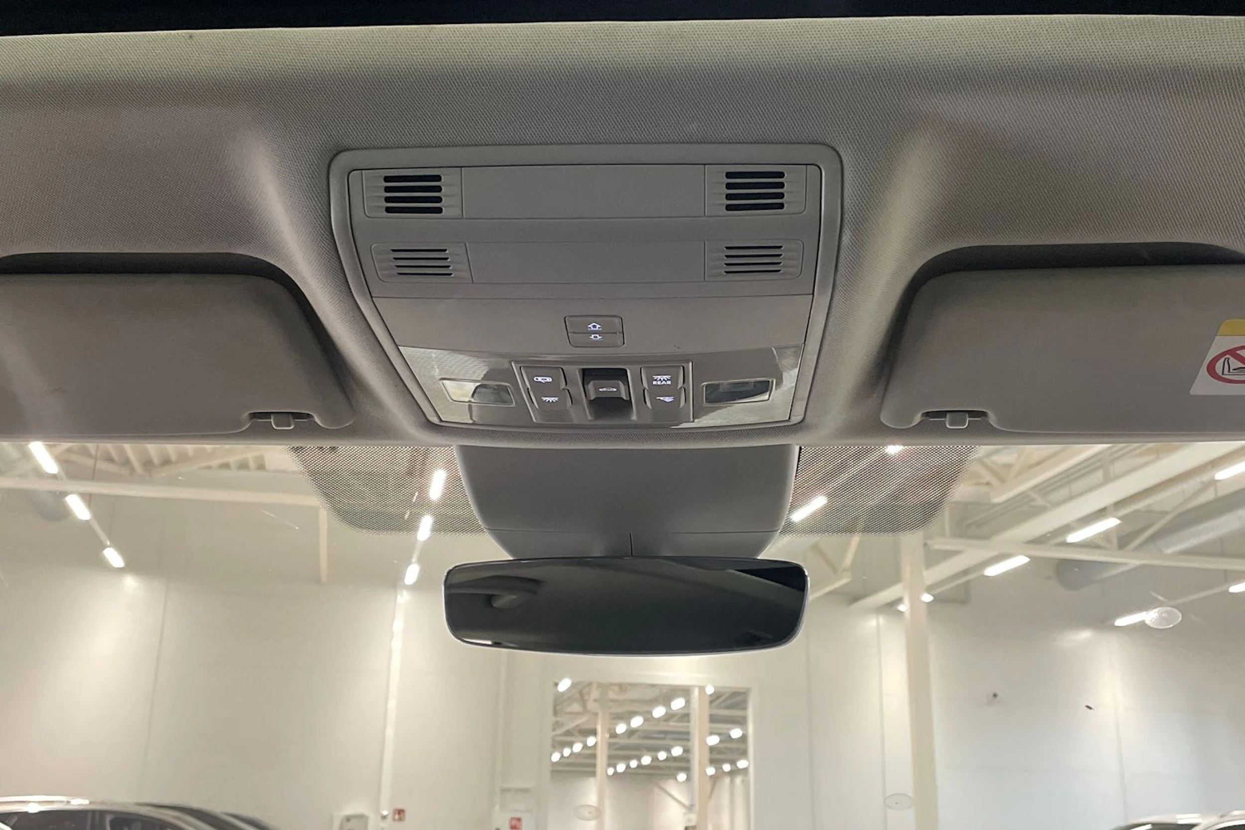 valkoinen Skoda Superb 2017 kuva 18.