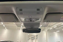 valkoinen Skoda Superb 2017 kuva 18.
