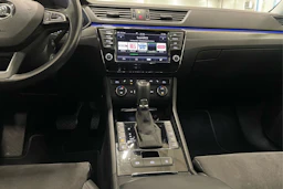 valkoinen Skoda Superb 2017 kuva 19.