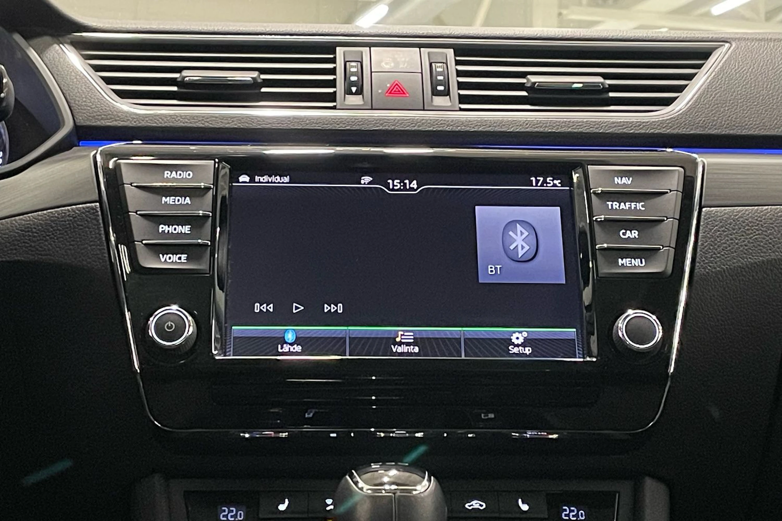 valkoinen Skoda Superb 2017 kuva 20.