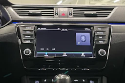 valkoinen Skoda Superb 2017 kuva 20.