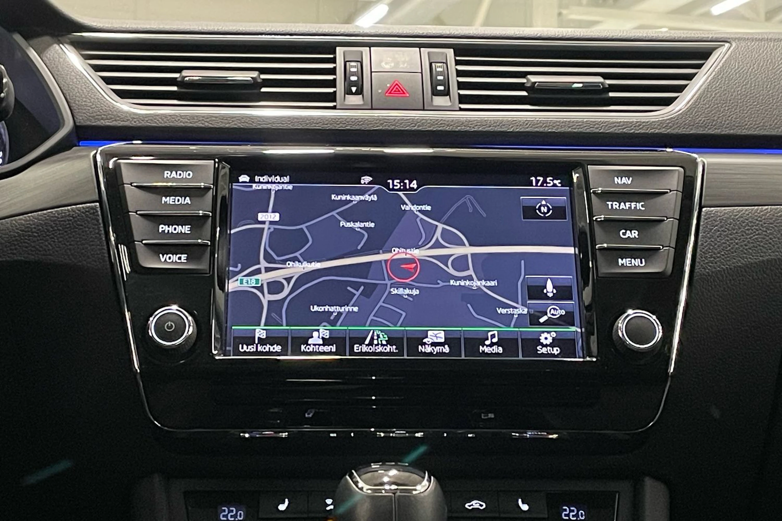 valkoinen Skoda Superb 2017 kuva 21.