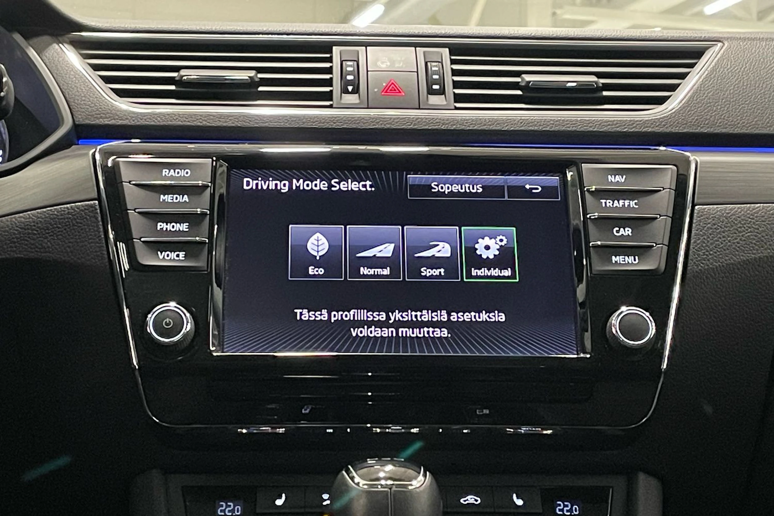 valkoinen Skoda Superb 2017 kuva 22.