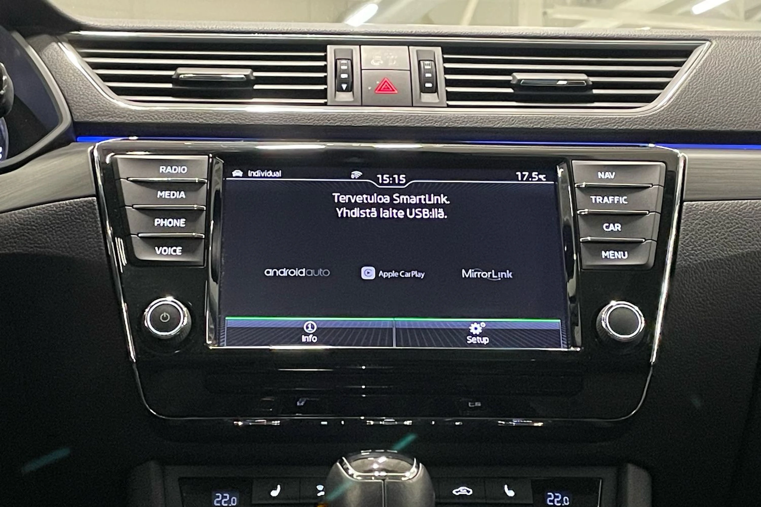 valkoinen Skoda Superb 2017 kuva 23.