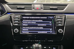 valkoinen Skoda Superb 2017 kuva 24.