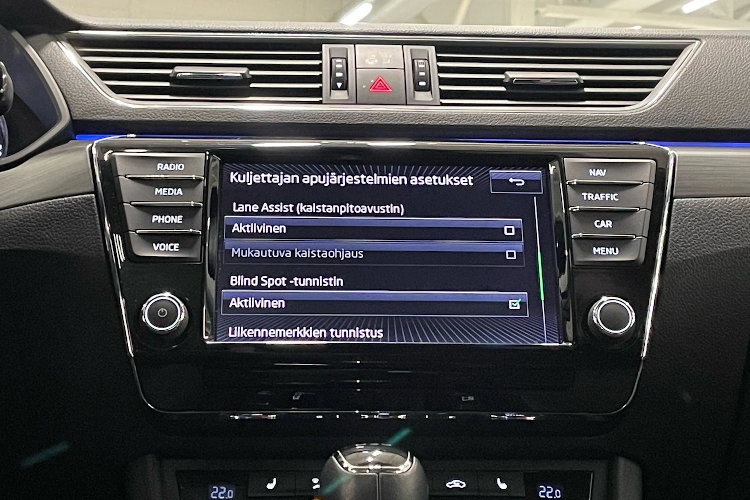 valkoinen Skoda Superb 2017 kuva 25.