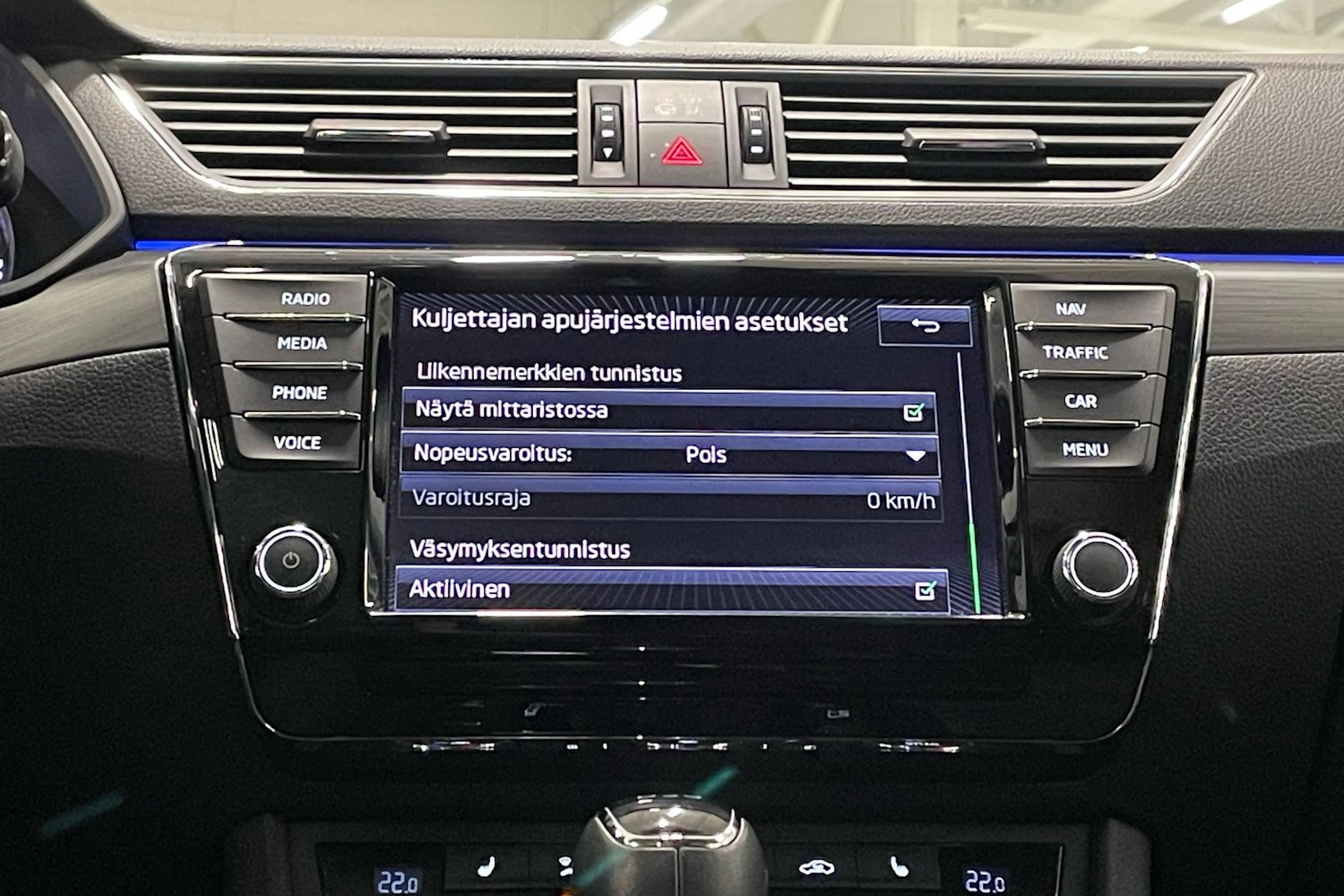 valkoinen Skoda Superb 2017 kuva 26.