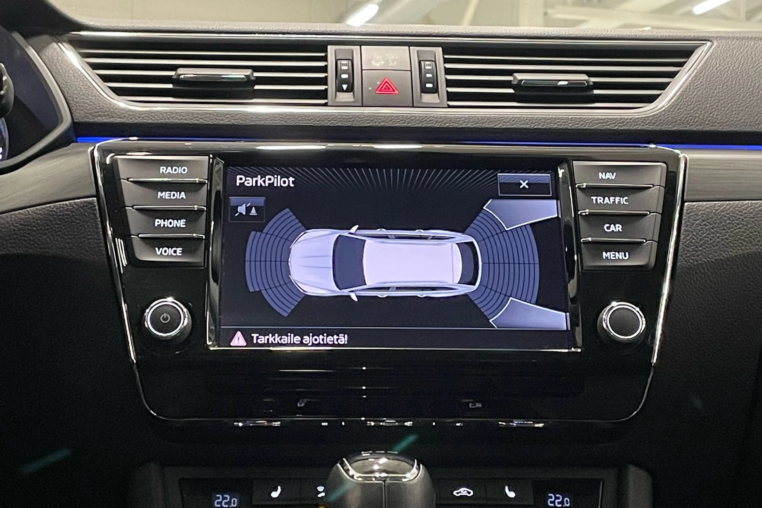 valkoinen Skoda Superb 2017 kuva 27.