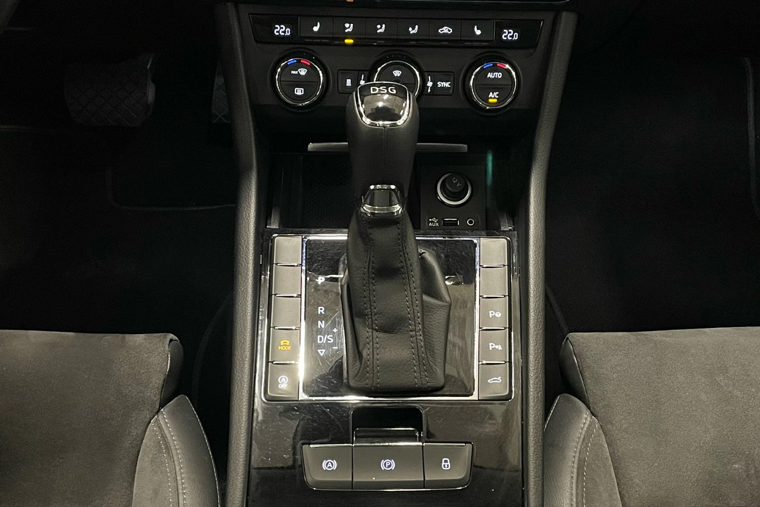 valkoinen Skoda Superb 2017 kuva 28.