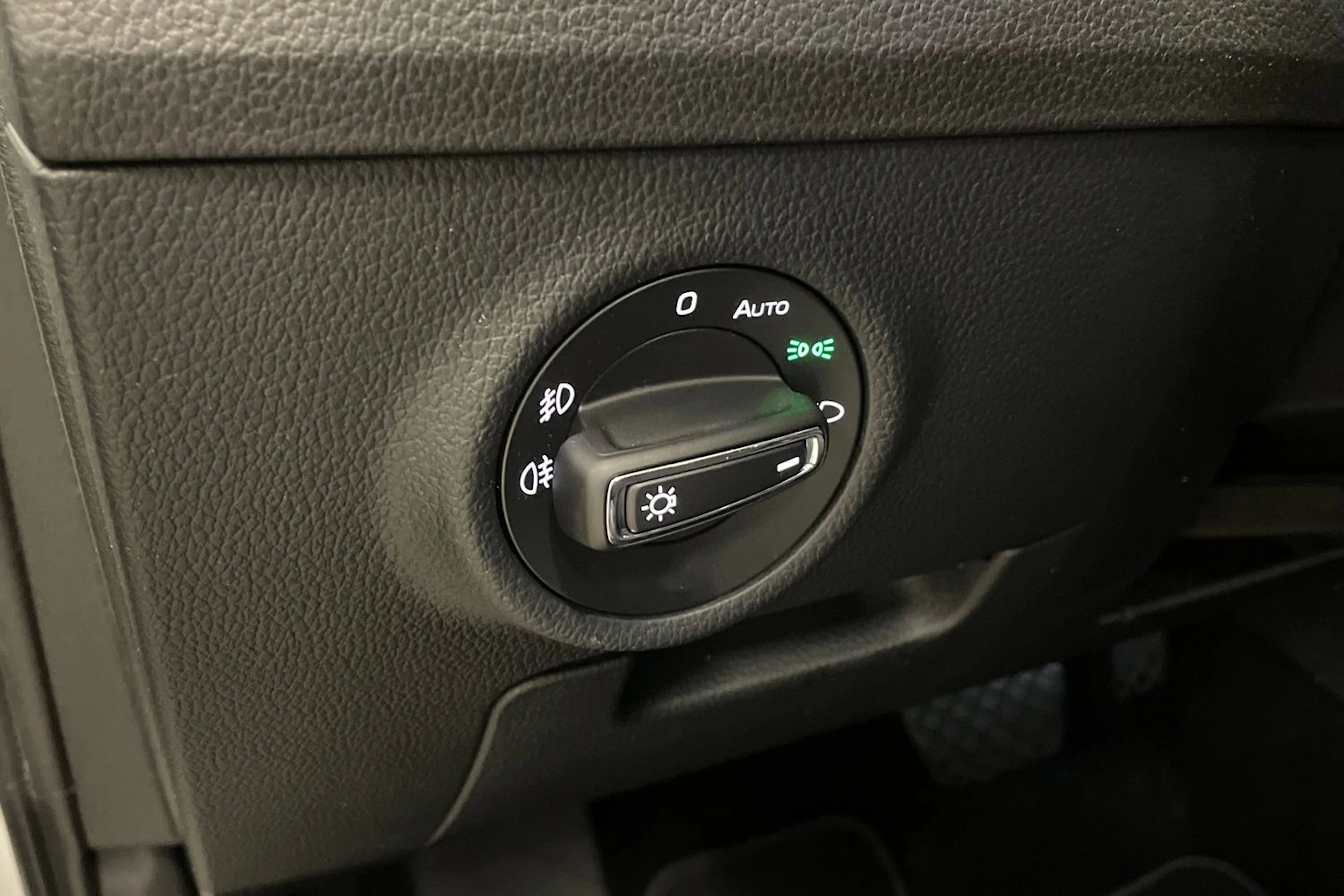valkoinen Skoda Superb 2017 kuva 30.