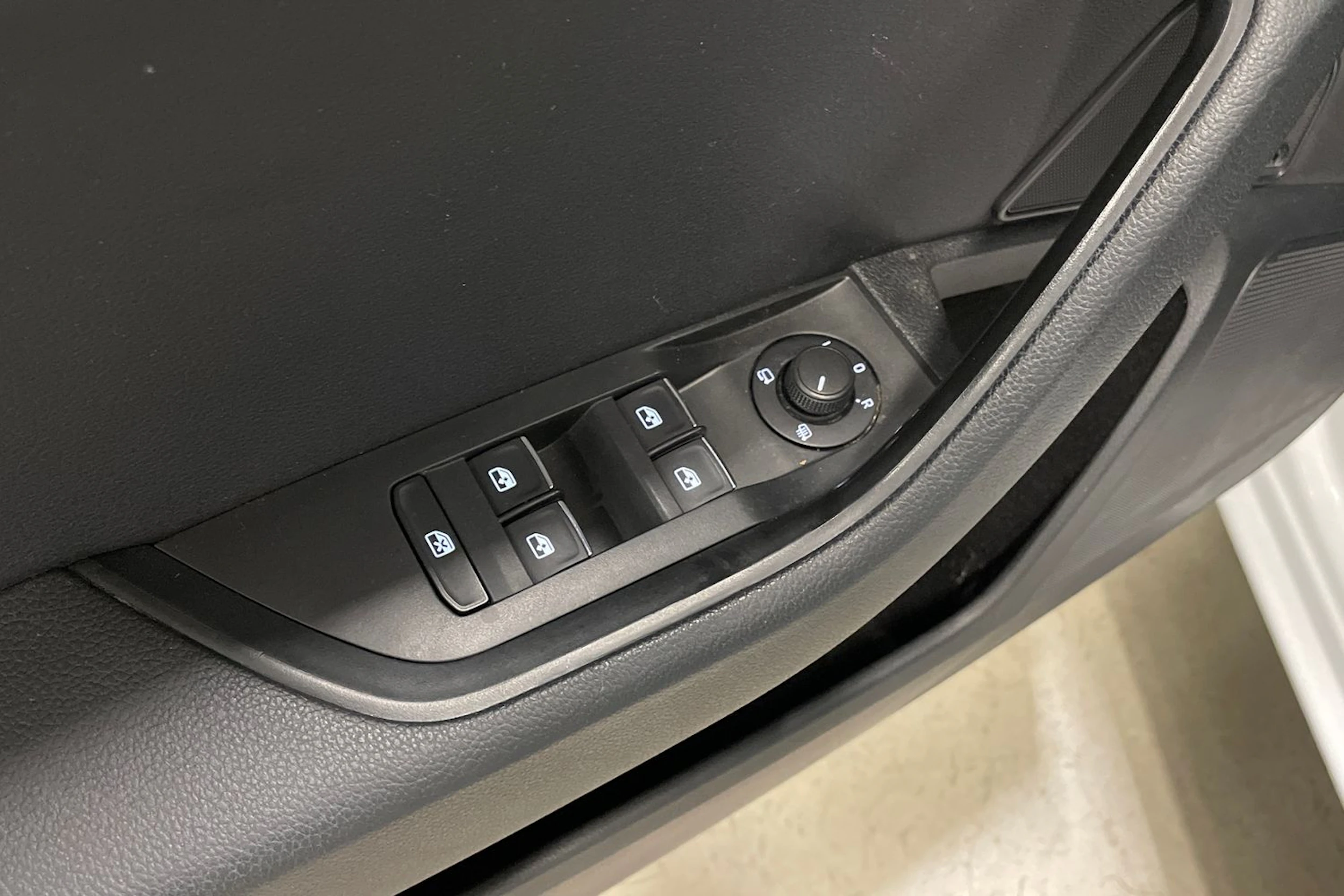 valkoinen Skoda Superb 2017 kuva 31.