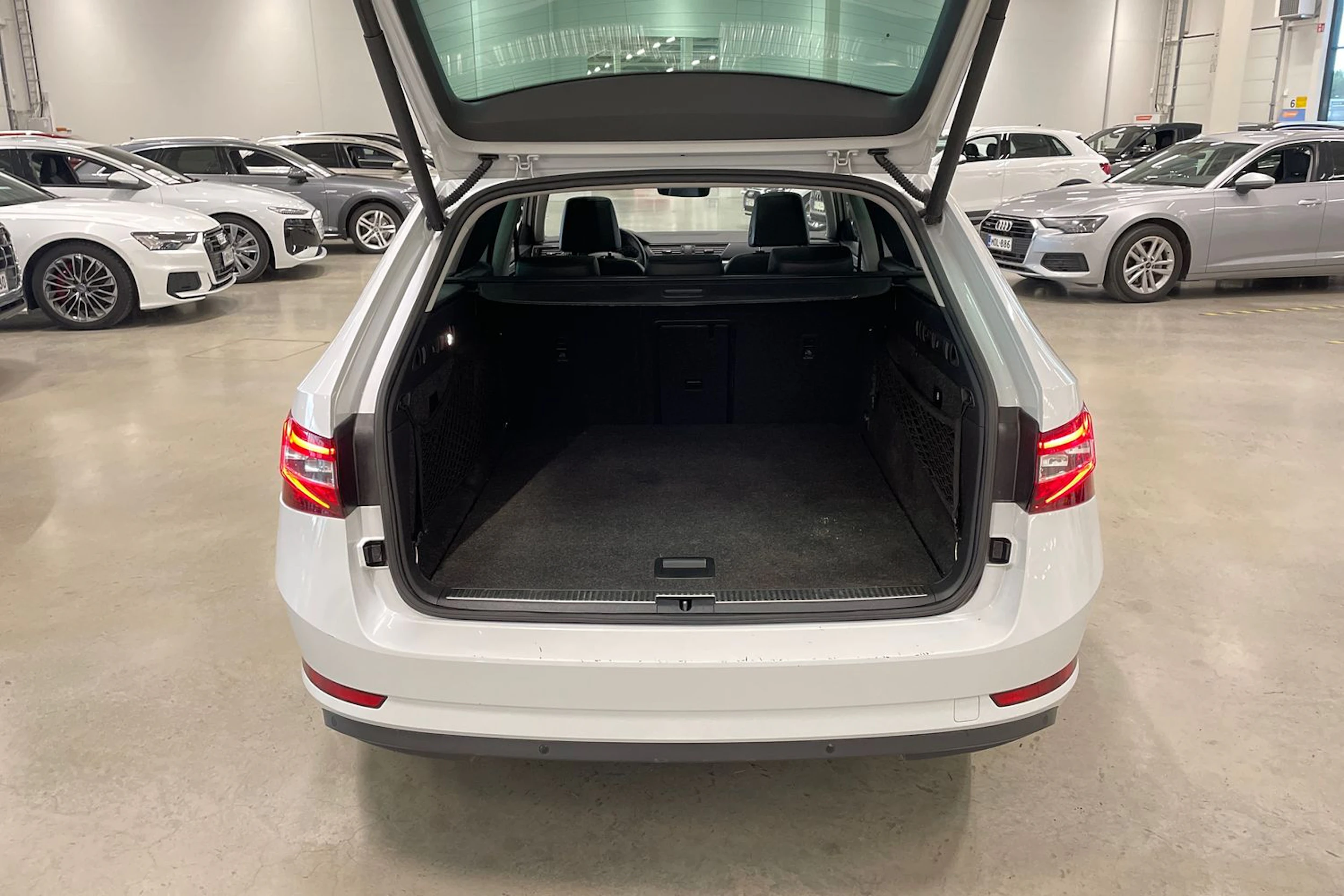 valkoinen Skoda Superb 2017 kuva 33.