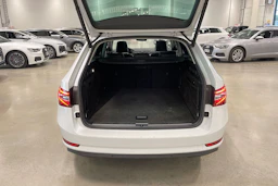 valkoinen Skoda Superb 2017 kuva 33.
