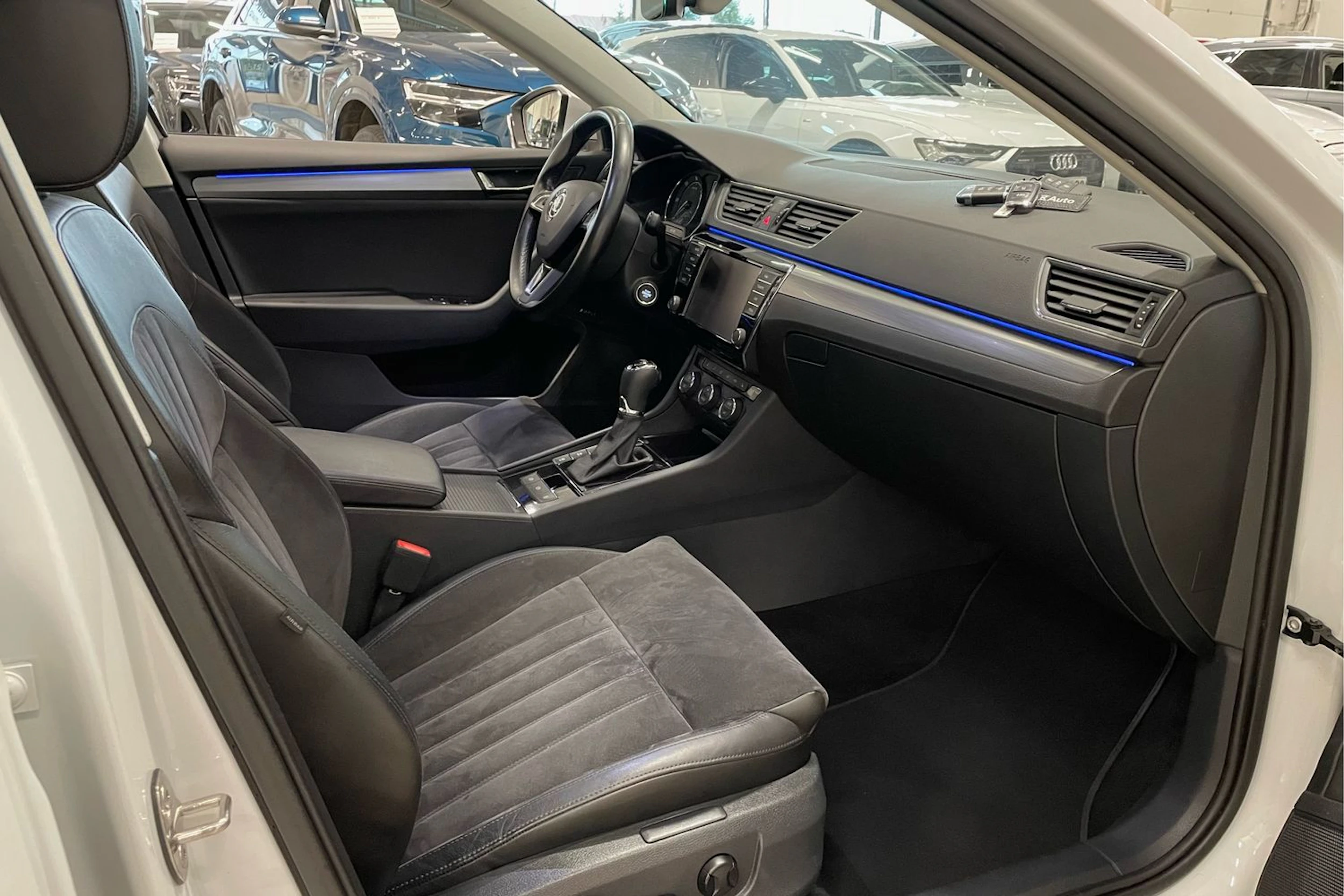 valkoinen Skoda Superb 2017 kuva 35.