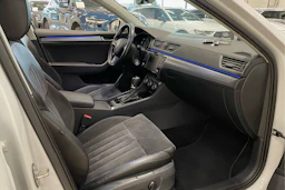 valkoinen Skoda Superb 2017 kuva 35.