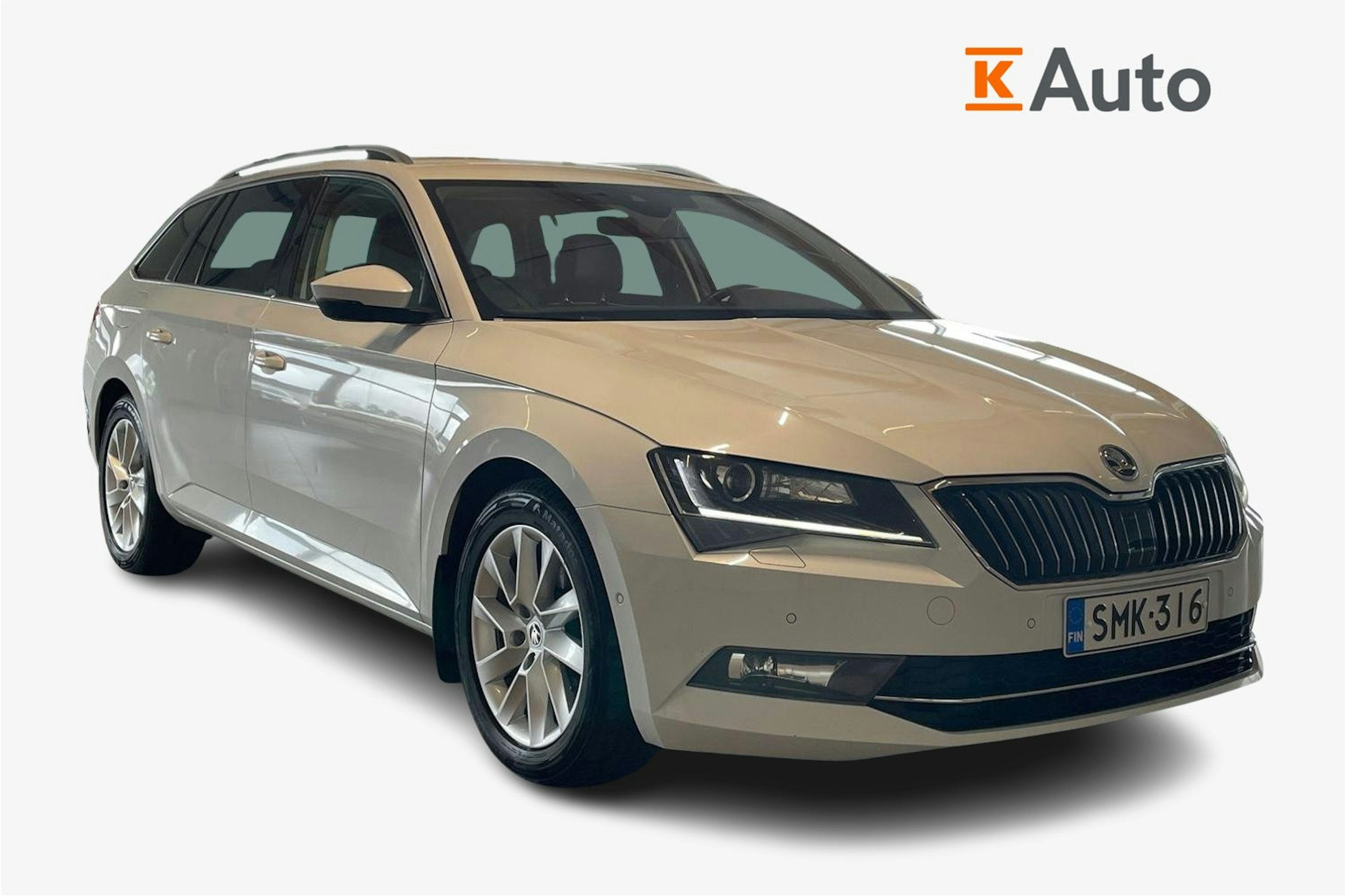 valkoinen Skoda Superb 2017 kuva 1.