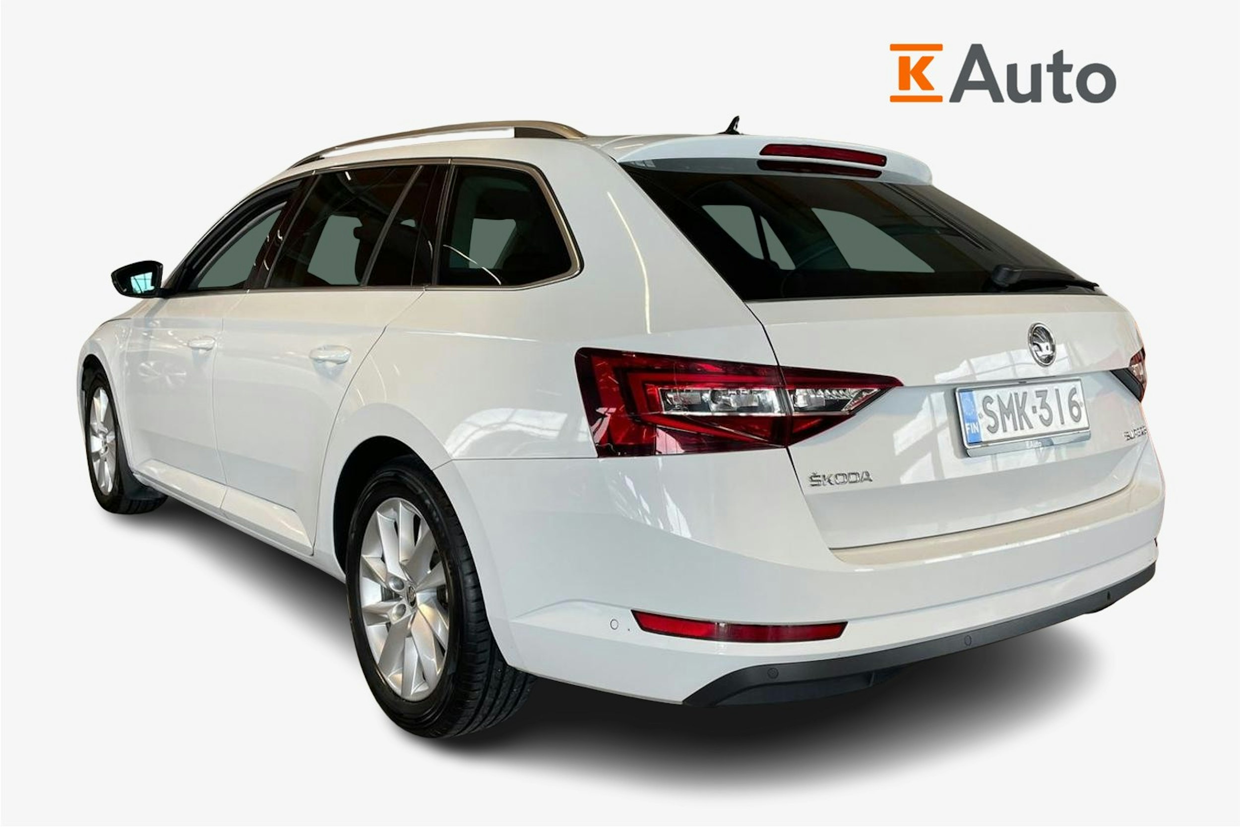 valkoinen Skoda Superb 2017 kuva 2.