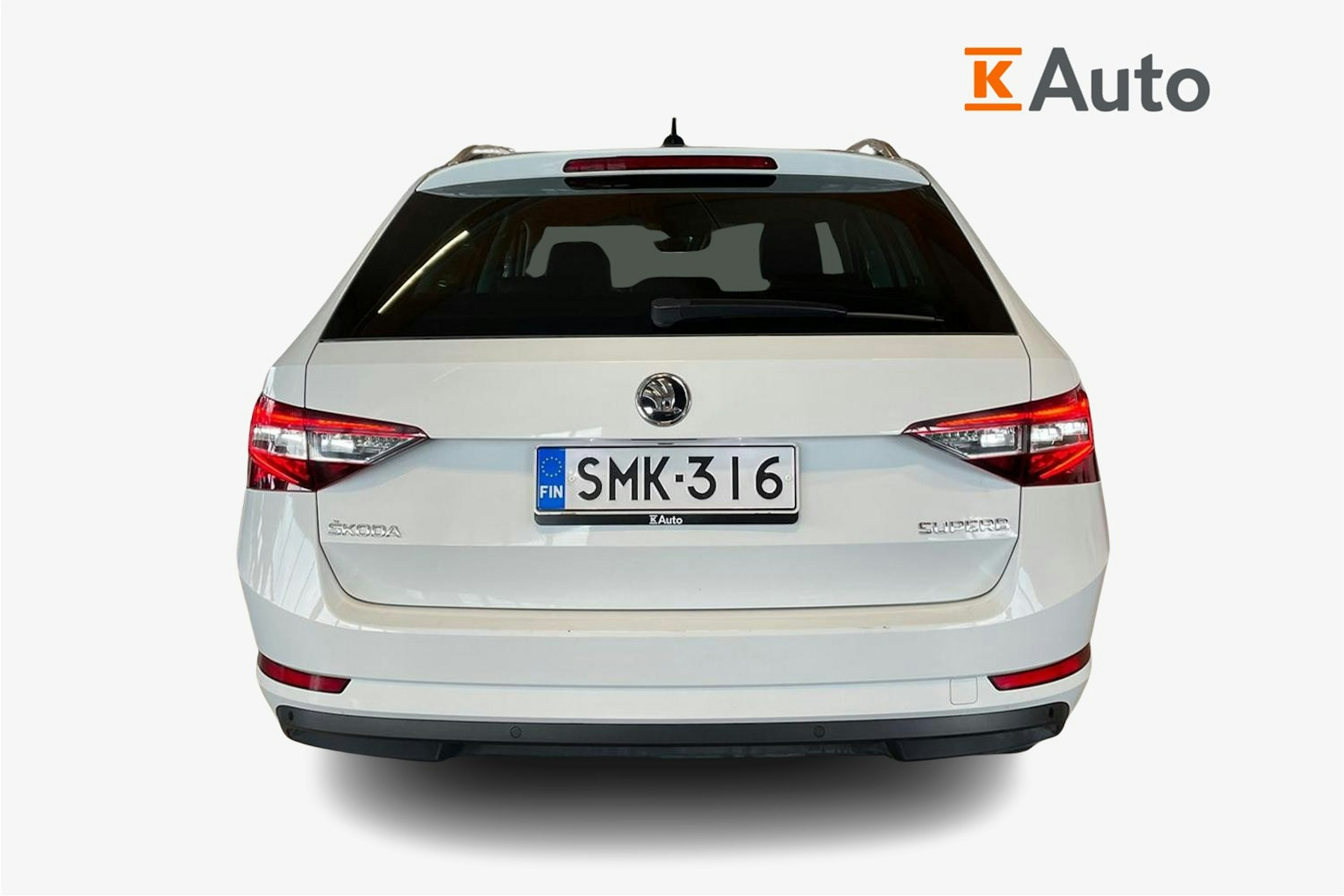 valkoinen Skoda Superb 2017 kuva 3.