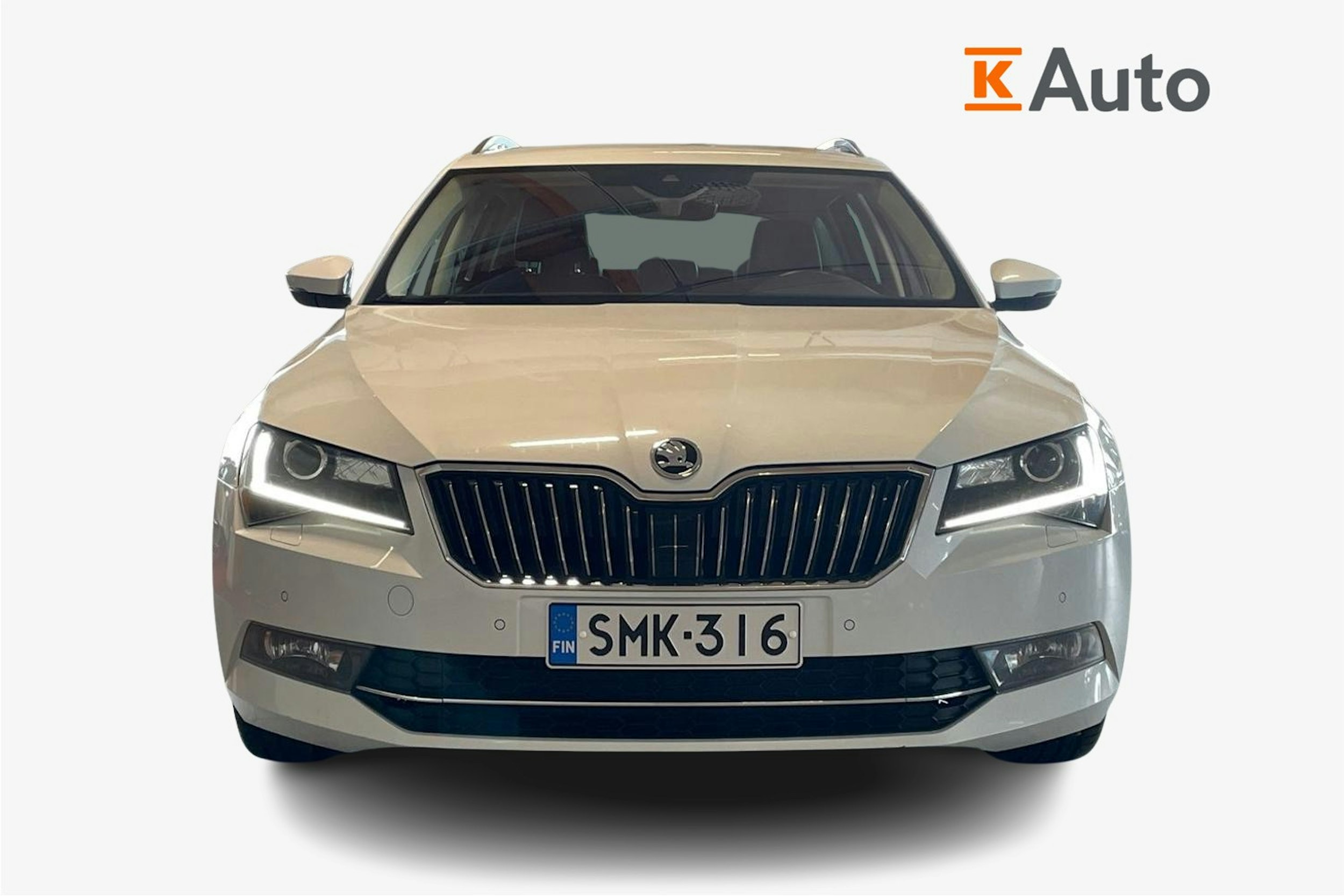 valkoinen Skoda Superb 2017 kuva 5.