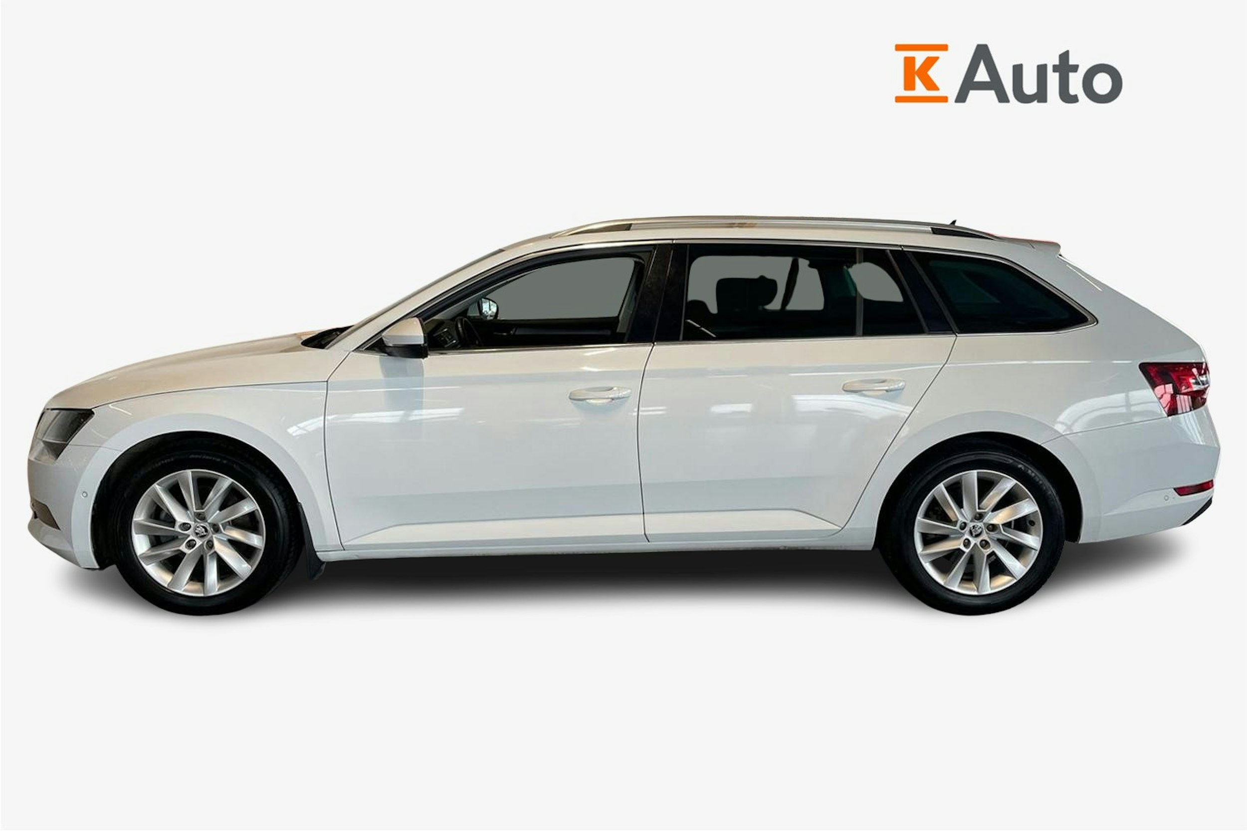 valkoinen Skoda Superb 2017 kuva 6.