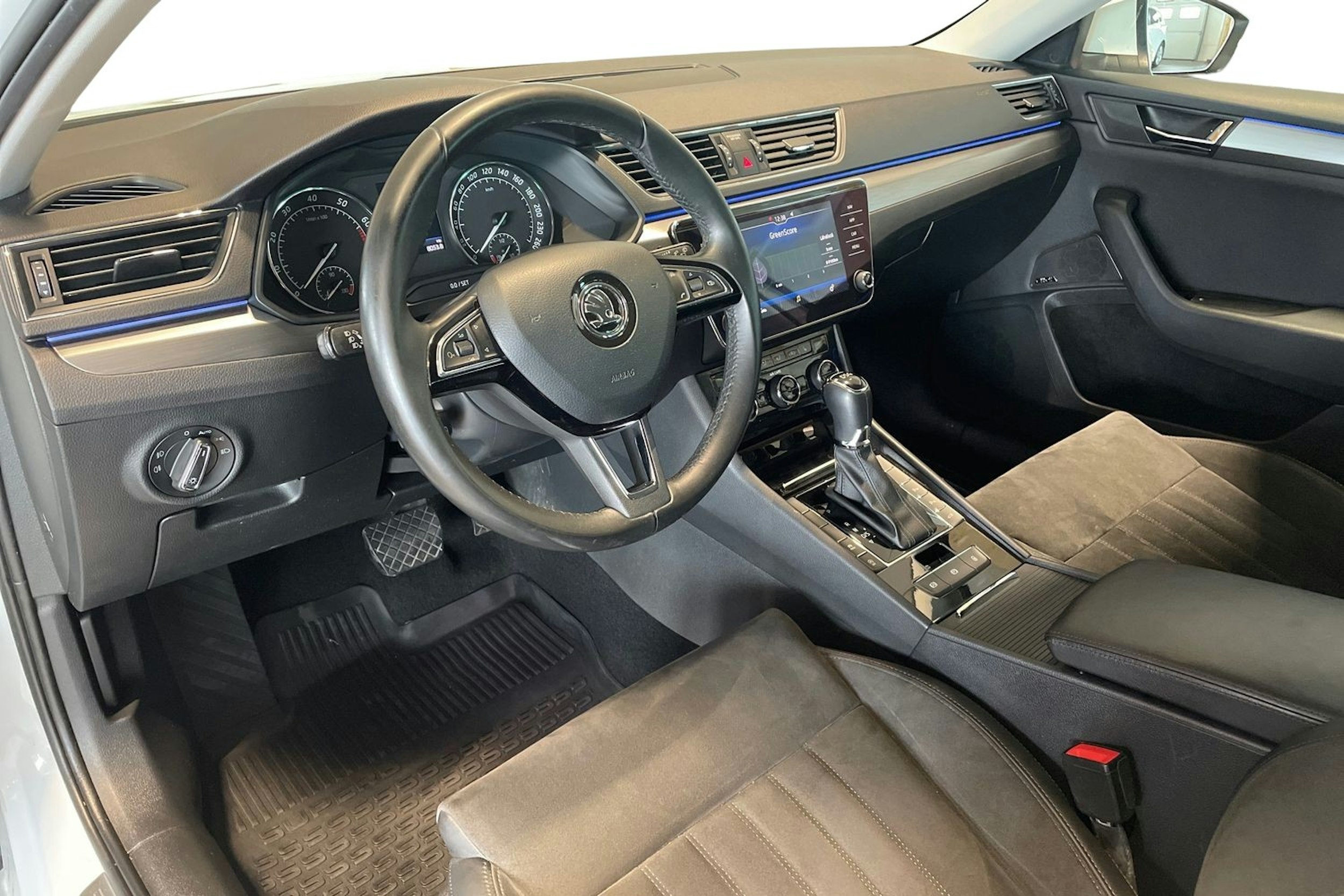 valkoinen Skoda Superb 2017 kuva 7.