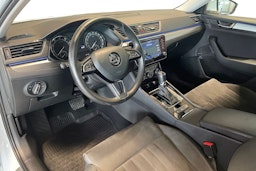 valkoinen Skoda Superb 2017 kuva 7.