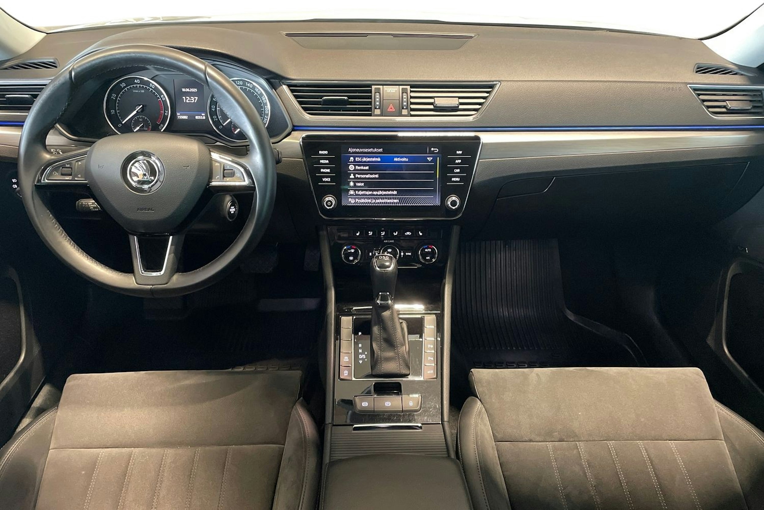 valkoinen Skoda Superb 2017 kuva 9.