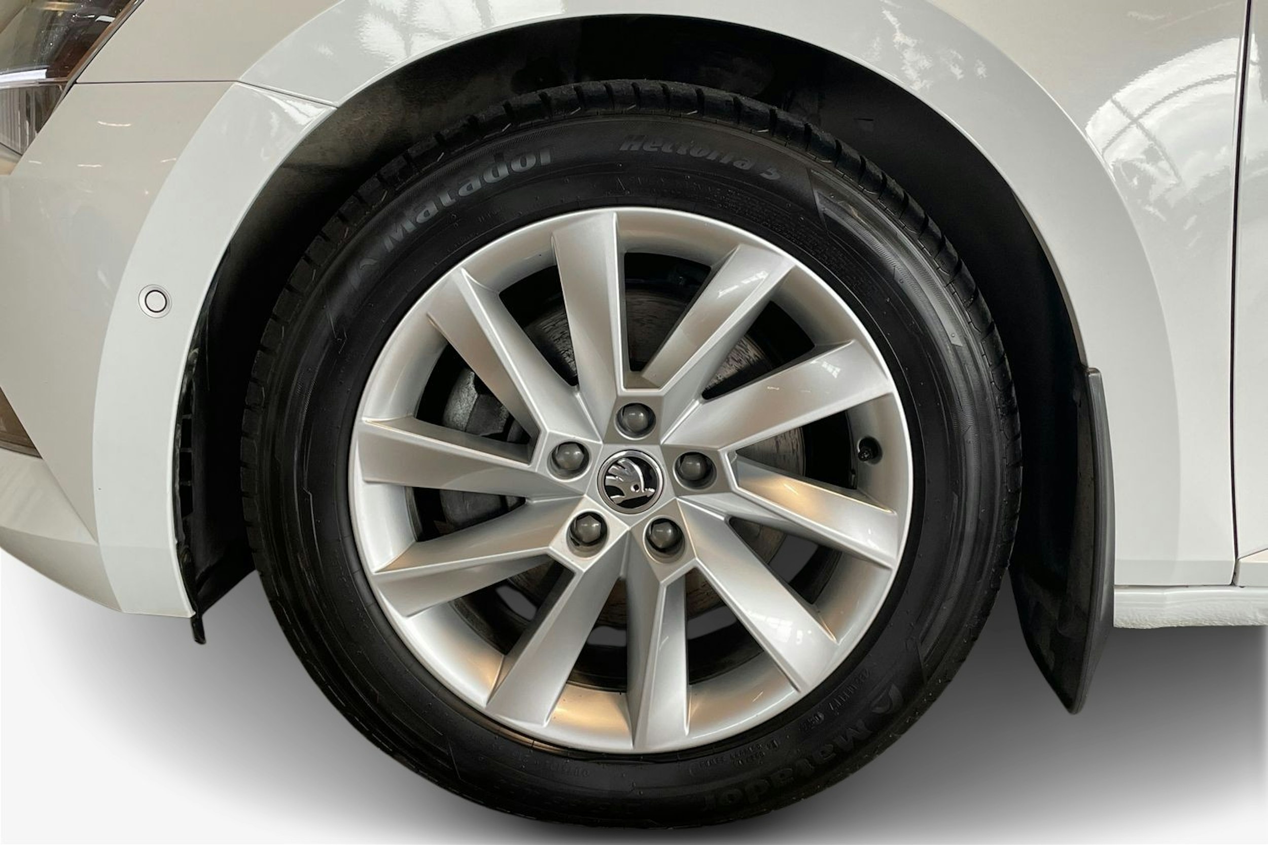 valkoinen Skoda Superb 2017 kuva 11.