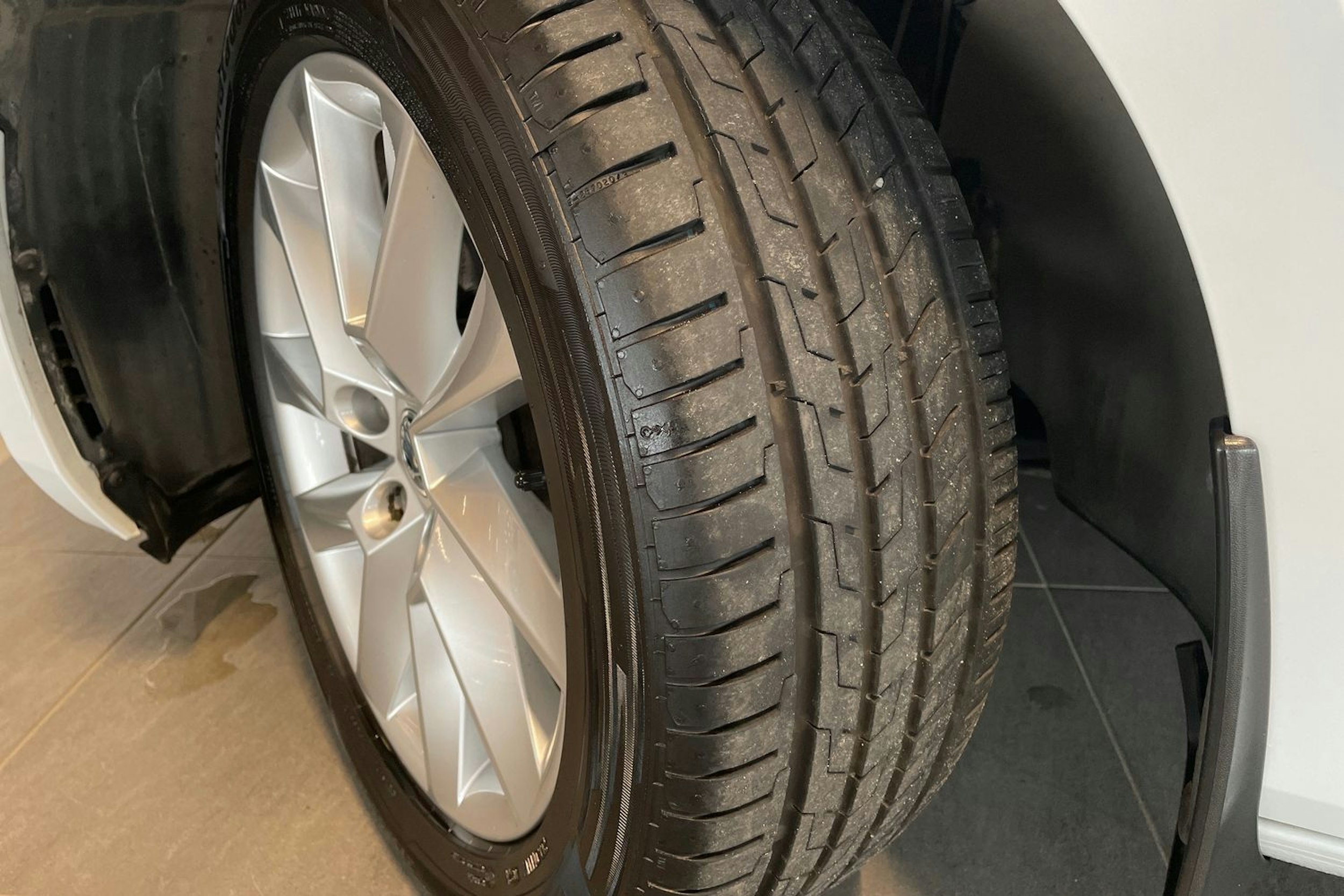 valkoinen Skoda Superb 2017 kuva 13.