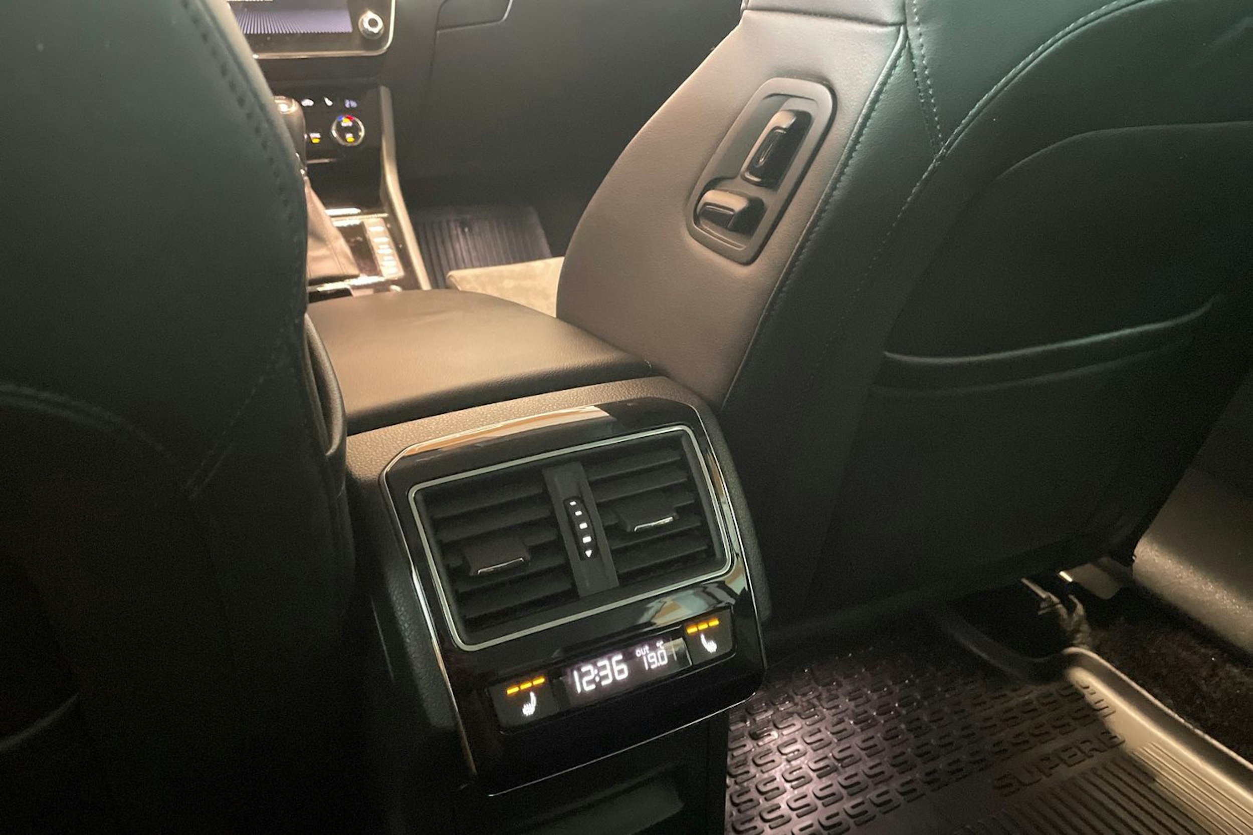 valkoinen Skoda Superb 2017 kuva 18.