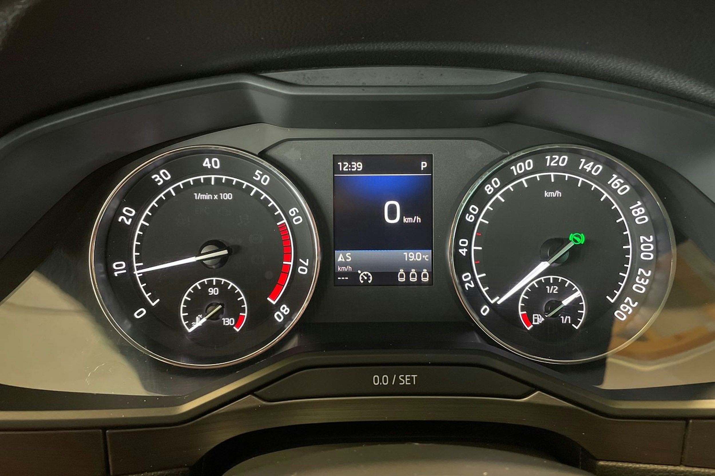 valkoinen Skoda Superb 2017 kuva 20.