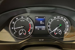 valkoinen Skoda Superb 2017 kuva 20.