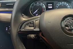 valkoinen Skoda Superb 2017 kuva 21.