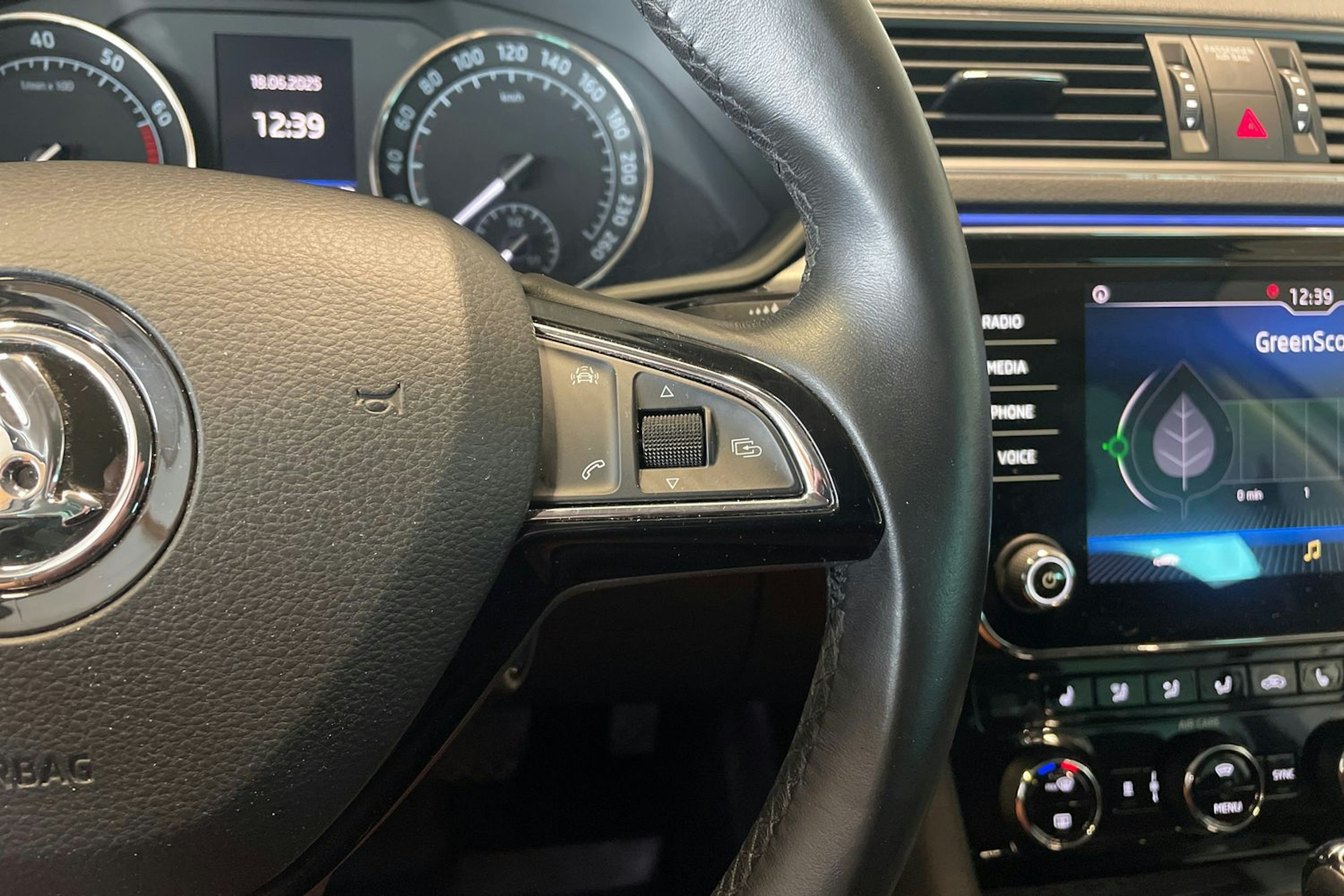 valkoinen Skoda Superb 2017 kuva 22.